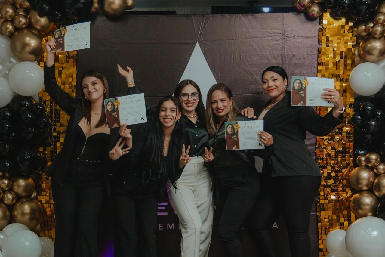 Alumnas celebrando